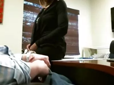 Nadya studerar hårt och har problem med sina betyg och behöver mer hjälp.