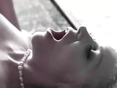 Små bröst Tonåring Utforskar Hennes Petite Frame -video (Belle)