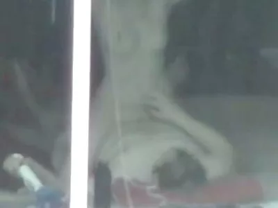 Saftig tonåring som leker med sexleksaker